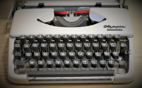 Machine à écrire Olympia vintage  Machine à écrire, Machines à écrire  vintage, Vieille machine à écrire